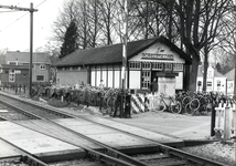 169274 Gezicht op de rijwielstalling bij het N.S.-station Nunspeet te Nunspeet.